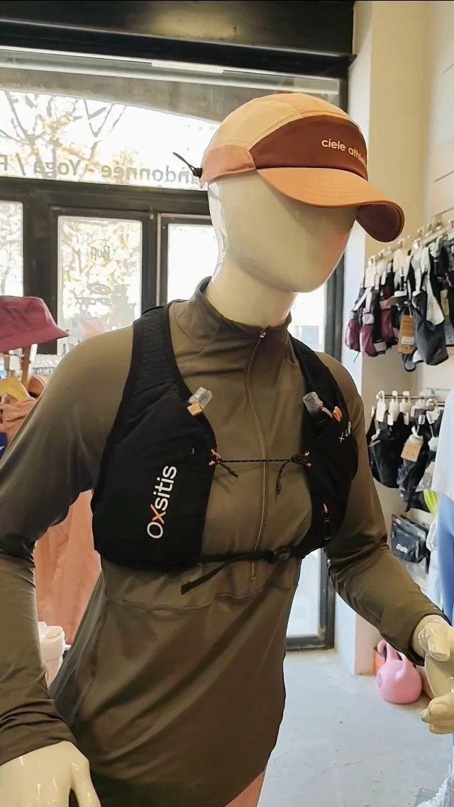 Nouveauté à découvrir dans ta boutique ORA SPORT #saintremydeprovence : le X-Light 2 d'Oxsitis est un gilet de trail ultra léger conçu pour les coureurs qui recherchent performance, minimalisme et liberté de mouvement.

⚡ Points forts
Ultra léger : sensation seconde peau, idéal pour courir sans contrainte
Volume 2L : parfait pour l’essentiel (téléphone, clés, nutrition)
Respirabilité optimale : tissu technique qui favorise la thermorégulation
Maintien précis : ajustement près du corps pour éviter les rebonds
Accès rapide : poches avant pratiques + flasques à portée de main

🏃‍♀️ Utilisation idéale
Trail courte distance (< 30 km)
Running / entraînements rapides
Compétitions où chaque gramme compte : semi et #marathon

👉 Ce type de sac minimaliste est recommandé pour les sorties courtes où le confort et la légèreté priment sur la capacité de stockage

#trailrunning