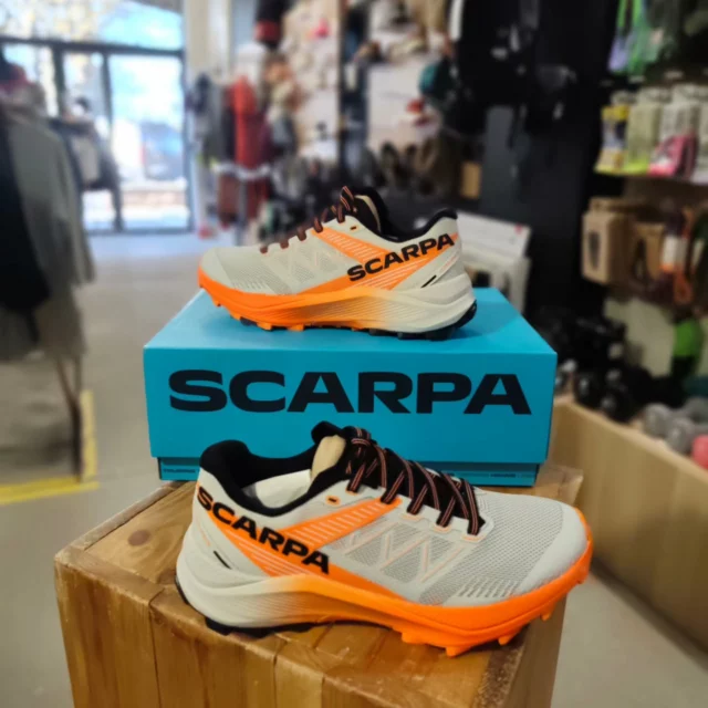 ✨Nouvelle marque chez ORA SPORT Alpilles 🥰
La marque SCARPA est une référence incontournable dans l’univers de la montagne et du trail 🏔️
👉 Fondée en Italie, SCARPA est reconnue pour son savoir-faire technique et la qualité de ses produits. À l’origine spécialisée dans les chaussures d’alpinisme, la marque s’est développée dans plusieurs disciplines.

✔️ Trail running
✔️ Randonnée & trekking

💡 Ce qui fait la force de SCARPA :
Une grande précision de chaussant
Des matériaux robustes et durables
Une excellente accroche sur terrains techniques
Aujourd’hui, SCARPA est très appréciée des passionnés d’outdoor et des traileurs exigeants, notamment avec des modèles comme la Spin Ultra 👟

👉 Une marque idéale pour celles et ceux qui cherchent performance, fiabilité et confort en pleine nature ! À découvrir chez ORA SPORT #saintrémydeprovence 

#scarpa #trailrunning #sportoutdoor
