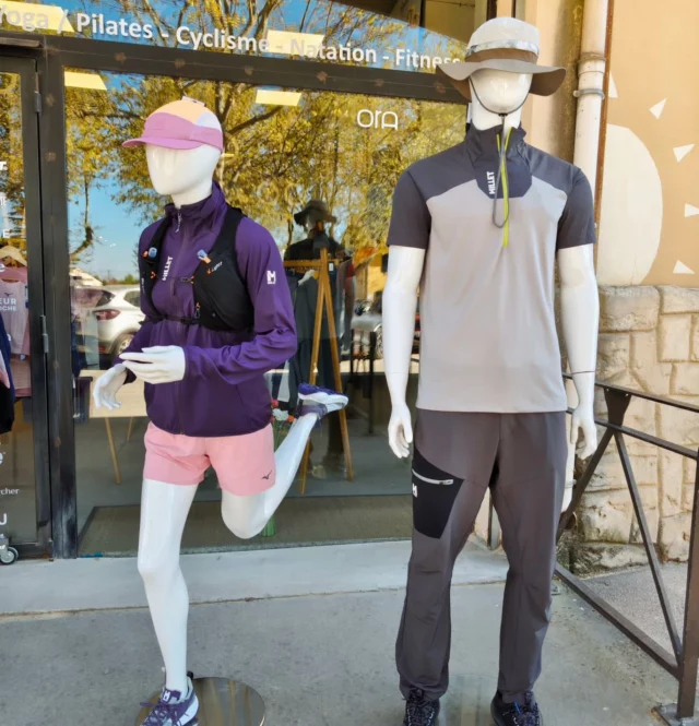 Looks du jour @millet_mountain chez ORA SPORT #saintremydeprovence 
Textile / Chaussures 
Pendant que Monsieur part pour une rando, Madame fait une séance un peu venteuse pour son prochain marathon 😁
Gilet de trail #Oxsitis & casquette et bob #Buff
Looks, articles techniques, les meilleures marques pour transpirer sont chez ORA SPORT 😜
Ton sport, ton look 🏃🤸 aux pieds des Alpilles